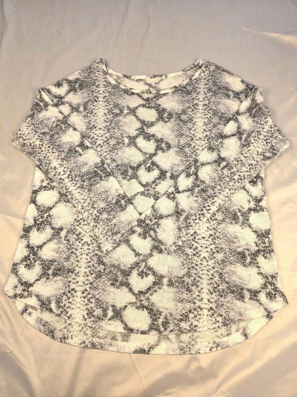 Snakeskin Print Women's Pullover Black Sweater Soft No Tag Animal Classy Chic